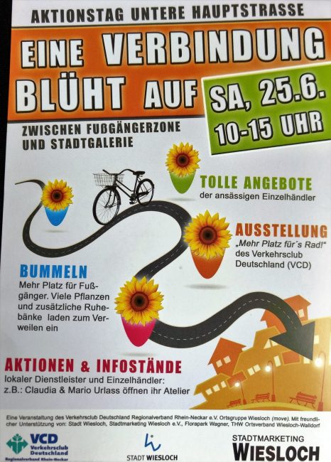 Flyer für eine Straße blüht auf. Bewirbt eine Aktion, in der Pakrplätze durch Pflanzenkübel blockiert werden. So haben Menschen auf dem Gehweg auf einer stark befahrenen Straße mehr Platz erhalten aber es wurde keinAutorverkehr rausgenommen