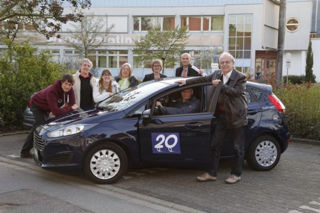 20 Jahre später das Team um das Teilauto mit OB Dirk Elkemann in Wiesloch. 
